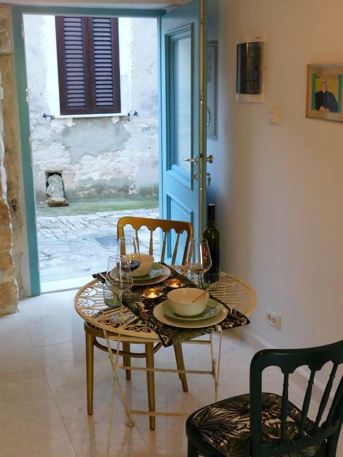 Bezauberndes Steinhaus Mit Garten In Der Altstadt Von Ровинь Экстерьер фото