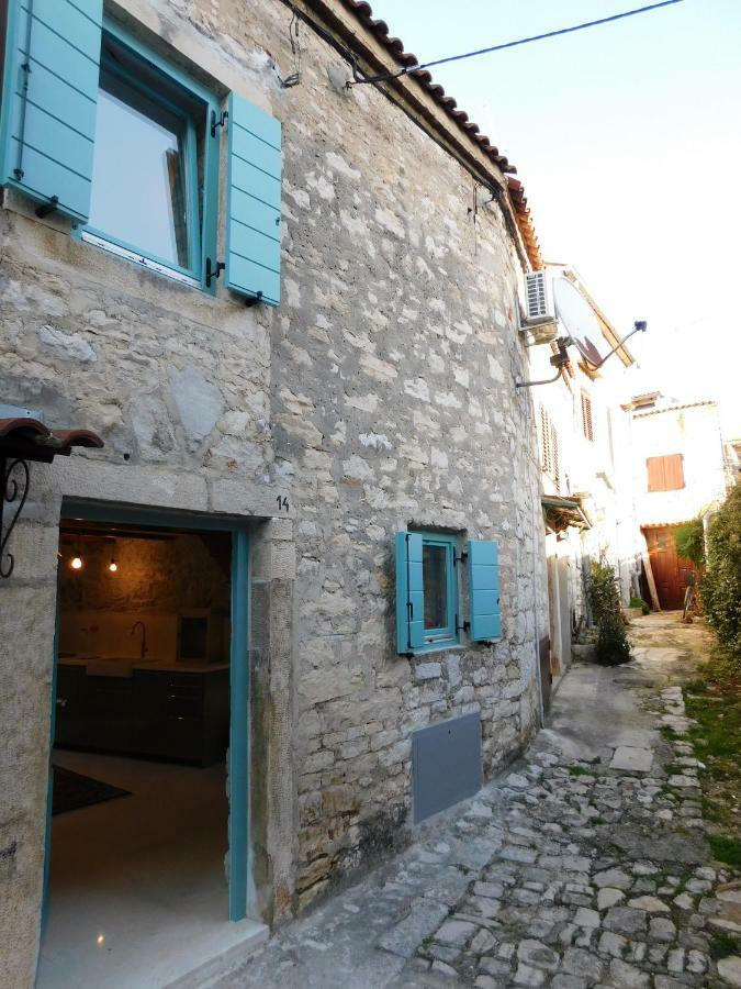 Bezauberndes Steinhaus Mit Garten In Der Altstadt Von Ровинь Экстерьер фото